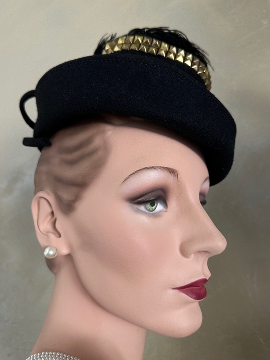 DAPPER 1940s\' BLACK FELT TILT HAT + GOLD STUDS & FEATHER main image 15